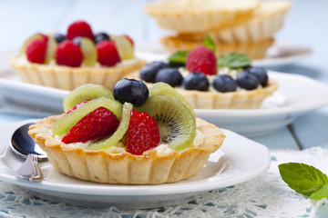 Delicious tartlets with fruit and cream mascaropne