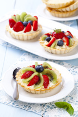Delicious tartlets with fruit and cream mascaropne