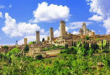 Fototapeta na wymiar Piękna Toskania - San Gimignano średniowieczne wieżowce, Włochy