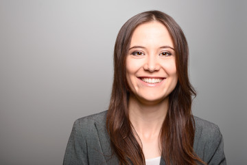 Fototapeta premium Attraktive Frau mit einem intensiven Lachen