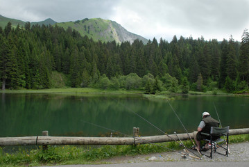 Pêcheur au lac des Mines d'or en Haute-Savoie