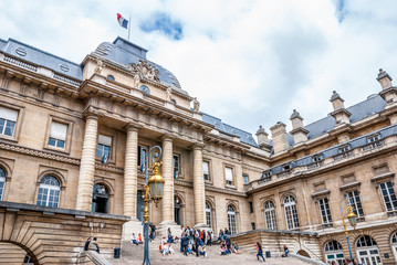 Fototapeta premium Wejście na dziedziniec do Palais de Justice w Paryżu