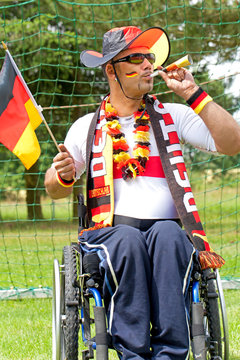 Fußballfan im Rollstuhl