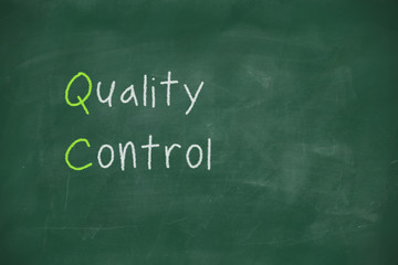 Obraz premium Kontrola jakości odręcznie na tablicy