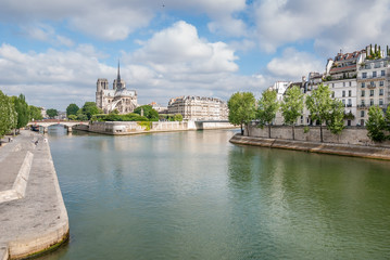 Quai et Notre Dame de Paris