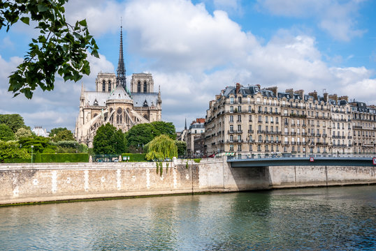 Quai et Notre Dame de Paris