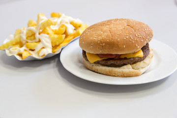 Ein Burger mit Pommes