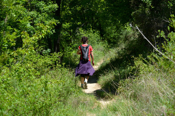 mujer caminando por el campo