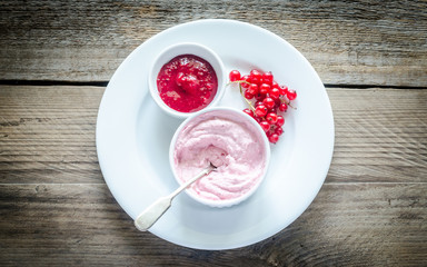 Cottage cheese with sweet sauce and fresh berries