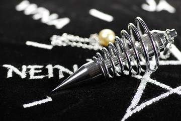 Spiralpendel auf schwarzer Unterlage