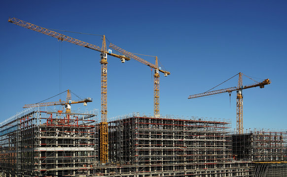 Baustelle mit 4 Kr&auml;nen