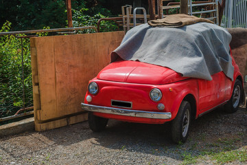 Una vecchia 500 Fiat rossa