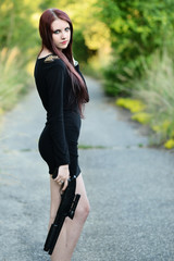 Sexy femme tenant le pistolet