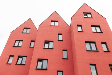 Fototapeta na wymiar drei rote Häuser in Frankfurt
