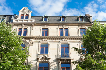 nobles Haus und Bäume - Altbau