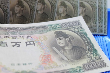 紙幣と玩具