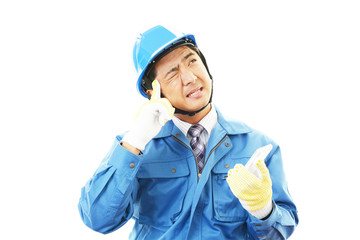 疲れた表情の作業員