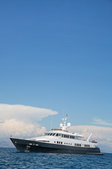 Fototapeta na wymiar Luxuriöse Mega Yacht auf See - Hintergrund blau