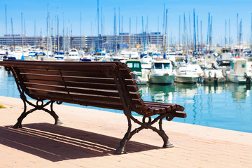 Fototapeta na wymiar embankment in Alicante. Focus on bench