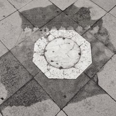 Alter Gullideckel auf dem Markusplatz im Venedig