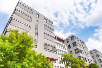 Bürogebäude und Bäume