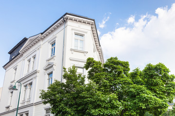 Haus - Altbau und Baum