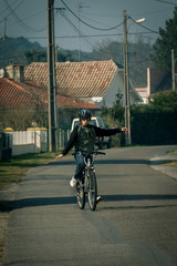 Obraz premium jeune ado en vélo
