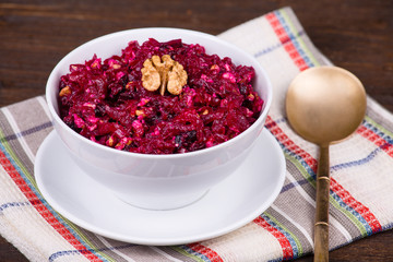Fresh salad with beet and walnuts