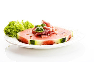 Wassermelone mit Schinken und Basilikum