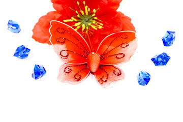 Schmetterlinge mit Blauen Steinen und Roter Blume
