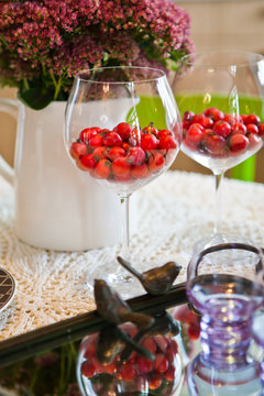 Ягоды в бокале / Berries in a wine glass