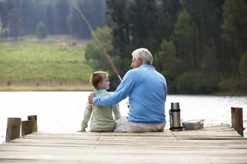 Photo sur Plexiglas Pêcher Man pêche avec petit-fils