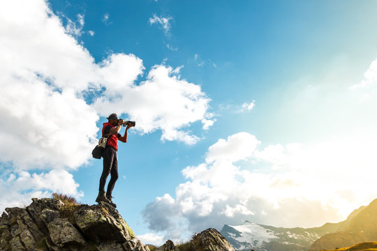 Fotografo al tramonto in montagna