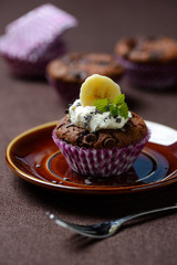 Schokomuffin mit veganer Bananencreme