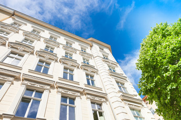 Haus und Baum - Altbau in Berlin