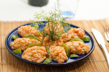 Quenelle di tartare di salmone fresco