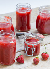Erdbeermarmelade in einem Einmachglas auf Holz