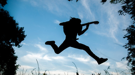 the guitarist that play and skip