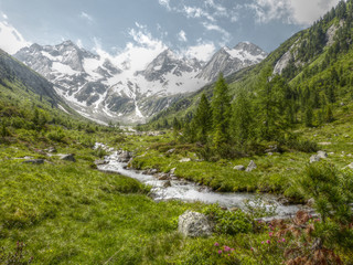 Fototapeta na wymiar Berglandschaft mit Wildbach vom Gletscher in HDR