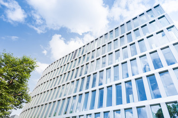 Fototapeta premium modernes Bürogebäude - Bäume - Büro