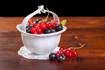 black and red currant in bowl
