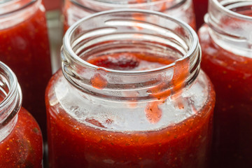 Erdbeermarmelade Kochen abfüllen der Marmelade