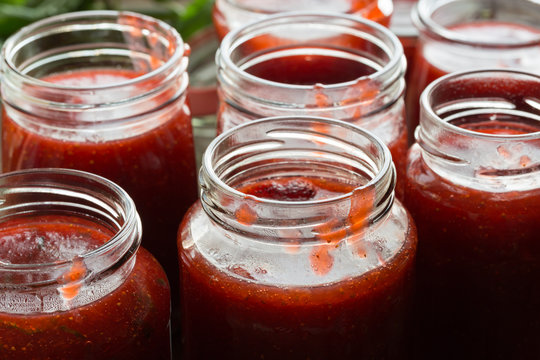 Erdbeermarmelade Kochen abf&uuml;llen der Marmelade