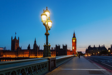 Fototapeta na wymiar London zur blauen Stunde