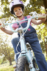 Obraz premium Little girl on bike