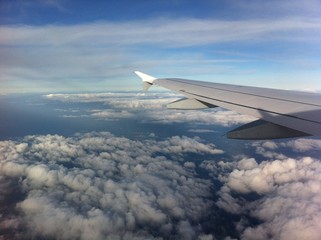 Fototapeta na wymiar Flug über dem Wolkenmeer