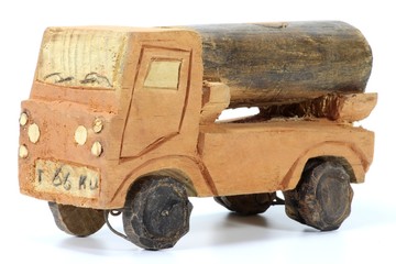 Holzauto aus Afrika isoliert auf weißem Hintergrund