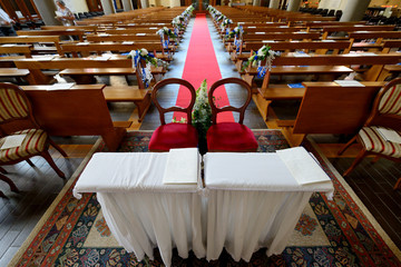 Panoramica di interno chiesa  preparata per un matrimonio
