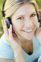 Naklejka premium Woman wearing headphones outdoors