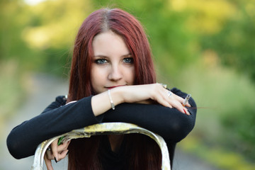 belle femme fume une cigarette